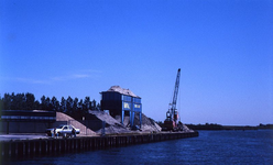 DIA69470 De zand en grindhandel bij de haven langs het Spui; ca. 1982
