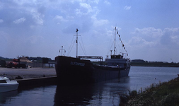 DIA69472 De zand en grindhandel bij de haven langs het Spui; ca. 1982