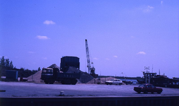 DIA69474 De zand en grindhandel bij de haven langs het Spui; ca. 1982