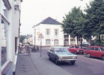 DIA69498 Zicht vanaf de Ring op het Hoofd en café Van Ouds Raedthuys; ca. 1970