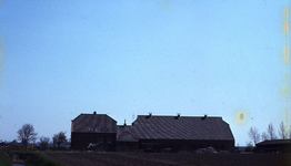 DIA69509 Boerderij aan de Dwarsweg; ca. 1990