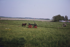DIA70005 De polder van Zwartewaal met een boerenkar. Op de achtergrond is een olie-opslagtank van Vopak zichtbaar ...