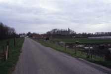 DIA70030 De polder van Zwartewaal met de kerk op de achtergrond. Rechts volkstuinen; ca. 1991