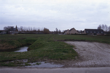 DIA70038 De kerk gezien vanaf de Sluisweg. Woningen langs de Willem Alexanderstraat; ca. 1991