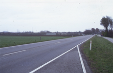 DIA70040 De Groene Kruisweg tussen de kruising van de N57 en het dorp Zwartewaal; ca. 1991