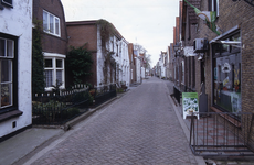 DIA70043 Woningen langs de Dorpsstraat, rechts de slagerij; ca. 1991