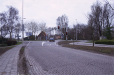 DIA70058 Verkeerslichten bij de kruising van de Groene Kruisweg en de Henri Fordstraat, gezien vanaf de Molendijk; ca. 1991