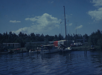 DIA70070 Caravans en bungalows langs de Zalmlaan, gezien vanaf de Maas; 1968
