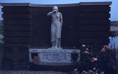 DIA70073 Het oorlogsmonument ter nagedachtenis aan de slachtoffers van de Tweede Wereldoorlog; 1968