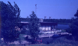 DIA70084 Bungalow langs de Zalmlaan, met op de achtergrond de Calandbrug; ca. 1970