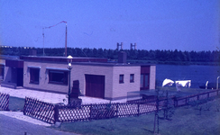 DIA70085 Bungalow langs de Zalmlaan, met op de achtergrond de Calandbrug; ca. 1970