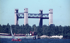 DIA70086 De geopende Calandbrug, gezien vanaf de Zalmlaan in Zwartewaal; ca. 1970
