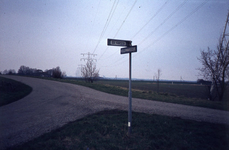 DIA70089 Straatnaamborden van de Ooievaarsdijk en Hollemaarsedijk; ca. 1980
