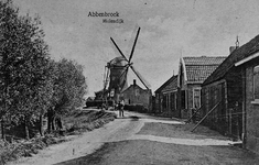 DIA_PB0001 De Gemeenlandsedijk in Abbenbroek met woningen aan de dijk en de molen op de achtergrond; ca. 1910