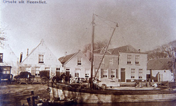 DIA_PB0018 Een schip ligt afgemeerd langs de haven van Heenvliet; ca. 1905