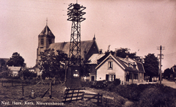 DIA_PB0067 De kerk van Nieuwenhoorn, met op de voorgrond elektriciteitspalen; ca. 1925