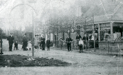 DIA_PB0102 Gezelschap op de Stationsweg in Oostvoorne; ca. 1920
