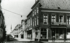 DIA_PB0129 De Voorstraat in Brielle, gezien vanaf de Markt; ca. 1955