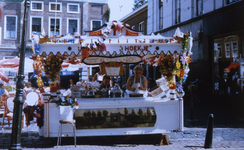 DIA_PB0134 IJskraam van P. Schats op de Markt in Brielle; ca. 1975