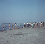 DIA_GF_1034 Badgasten op het strand; 31 augustus 1962