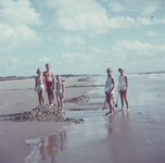 DIA_GF_1048 Kinderen op het strand; 31 augustus 1962