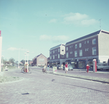 DIA_GF_1058 Winkels langs de Raadhuislaan; 29 augustus 1962