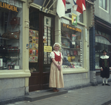 DIA_GF_1091 De winkel van fa. W. van der Linden in de Voorstraat tijdens de 1 april viering; 1 april 1962