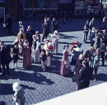 DIA_GF_1107 De viering van 1 april op de Markt; 1 april 1967