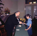DIA_GF_1132 Een afscheidsreceptie van de pastoor (?). Een kinderkoor treedt op; ca. 1967