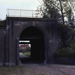 DIA_GF_1159 De Kaaipoort, met op de achtergrond het Egter van Wissekerkeplein; ca. 1970