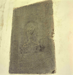 DIA_GF_1185 Grafsteen met een miskelk in de St. Catharijnekerk; ca. 1970