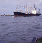 DIA_GF_1236 Vrachtboot, gefotografeerd vanaf de pont; 21 juli 1975