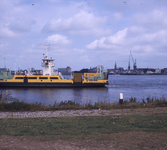 DIA_GF_1237 De veerpont Maassluis-Rozenburg bij de aanlegplaats op Rozenburg; 21 juli 1975