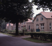 DIA_GF_1327 De huizen van de 'Volkshuisvesting' aan de Zandweg. Hier woonden mijn grootmoeder 'Opoe Teuntje' en in ...