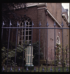 DIA_GF_1340 De dorpspomp bij de kerk van Nieuwenhoorn; 28 juli 1977