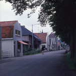 DIA_GF_1367 De Dorpsstraat in Hekelingen tegenover de kerk; 7 augustus 1978
