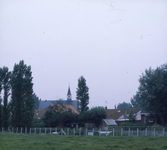 DIA_GF_1384 Gezicht op Oudenhoorn vanaf het Trambaanpad, achterzijde woningen aan de Molenweg; 11 juli 1979