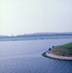DIA_GF_1417 Het Hartelkanaal vanaf de Dintelhavenbrug. In de verte het Stenen Baken; 25 juli 1980