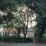 DIA_GF_1473 Op de hoek van de Hoflaan en de Zwartelaan staat het oudste huis van Oostvoorne, 'Overburch’ genaamd ; 20 ...