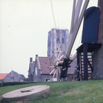DIA_GF_1508 Langs het stelwiel van de molen van Goedereede in de richting van de toren; 10 juli 1984