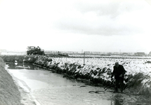 AB_HAASDIJK_028 Aanleggen van drainage in een akker langs de Haasdijk; ca. 1977