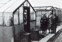 AB_HAASDIJK_031 Het tuindersbedrijf Iz. van den Hoonaard (rechts) en Jaapje Noordermeer (dame ernaast); ca. 1970