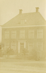 AB_KERKPLEIN_001 Pastorie ten tijde van ds. W. de Voogd van der Straaten (op foto met echtgenote); ca. 1920