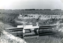 AB_OUDELANDSEDIJK_002 Stuw in een watering langs de Oudelandsedijk; ca. 1980