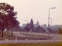 AB_RONDWEG_003 Zicht vanaf de Rondweg op de Gemeenlandsedijk Noord, met op de achtergrond de kerk; ca. 1985