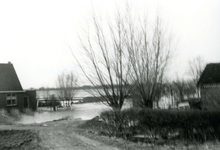AB_WATERSNOODRAMP_015 Watervlakte met boerderij (om 10:15 achter het Witte Paard bij G. Stoof); 1 februari 1953