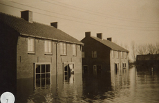 AB_WATERSNOODRAMP_047 Woningen langs de kerkweg; ca. 4 februari 1953