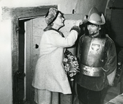 BR_1APRIL_1970_013 Minister Klompé op bezoek in het museum, ze controleert of de helm goed zit van de Spanjaard, de ...