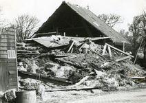 BR_ANNAHOEVESTRAAT_018 De tijdens een storm ingestorte schuur van de Anna Hoeve; 2 april 1973