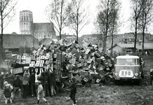 BR_BASTION4_003 Voorbereiding op het vreugdevuur op bevrijdingsdag: het opstapelen van houten kratten; 5 mei 1967